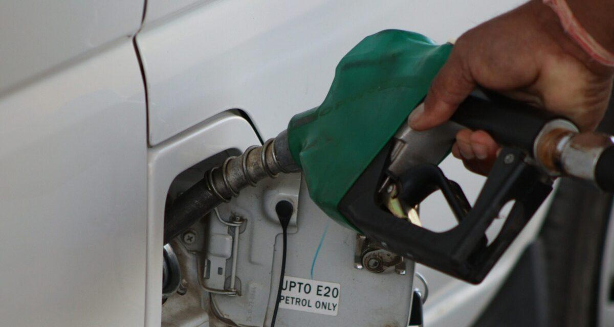 Ce plein d'essence a mal tourné : elle paye pour une autre voiture par erreur !