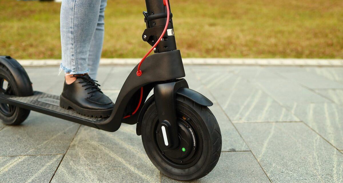 Il grille un feu rouge à 60 km/h en trottinette électrique : une course-poursuite inédite qui débouche sur une lourde découverte