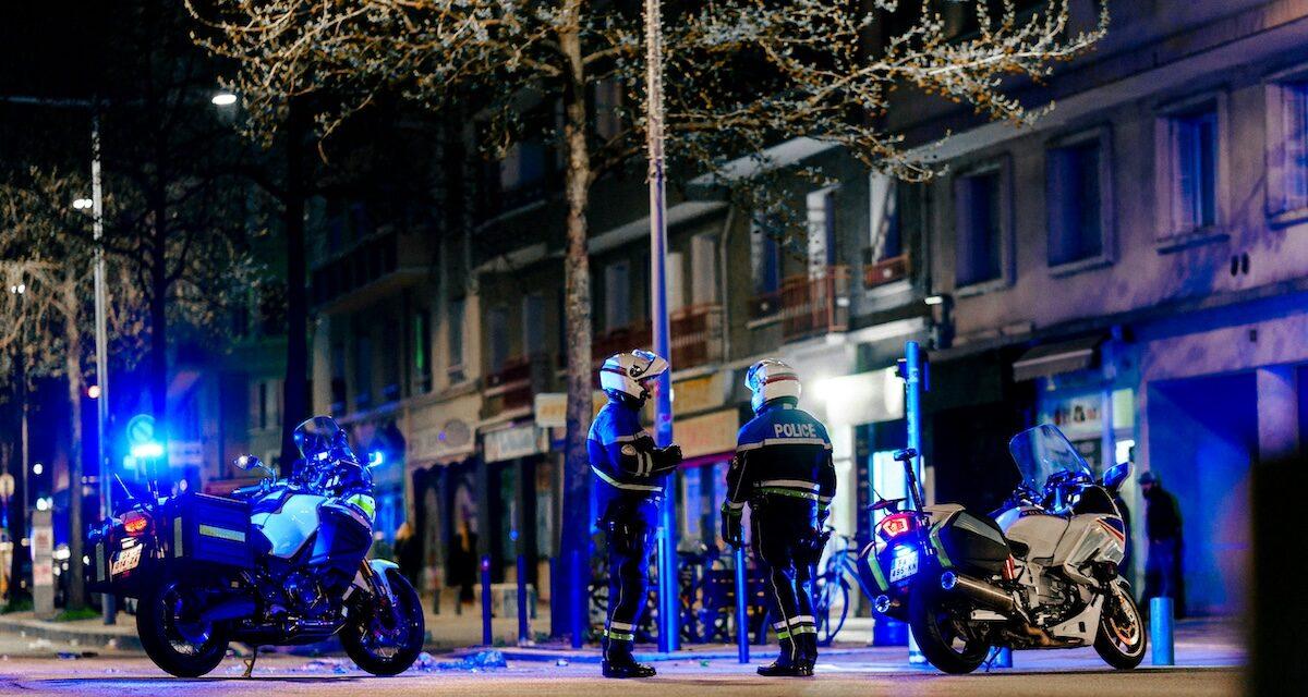 14 et 15 ans : après une cavale, deux ados au volant d'une voiture volée percutent une voiture de police