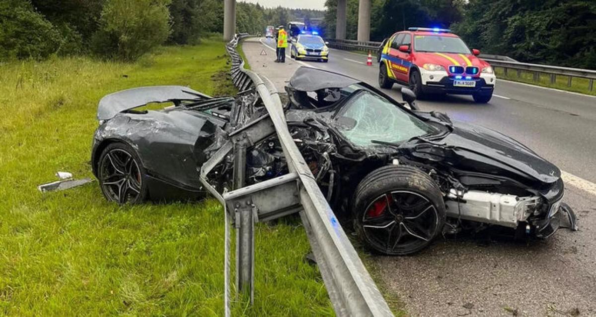 À vive allure, cette McLaren finit découpée sous un rail de sécurité...