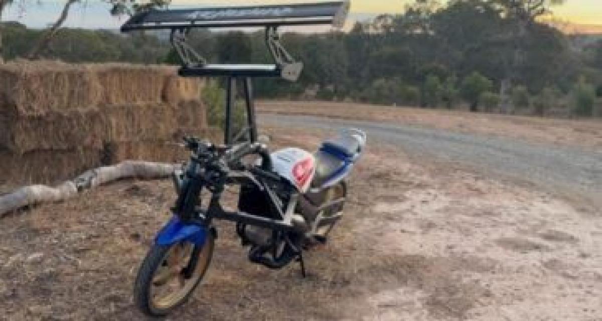 Une moto qui ne penche presque pas en virage ? L'invention folle d'un Australien passionné