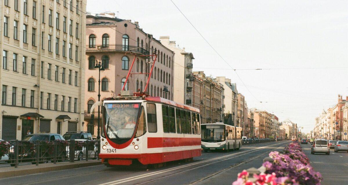 Accident spectaculaire : une voiture atterrit à l'envers sur les voies du tramway