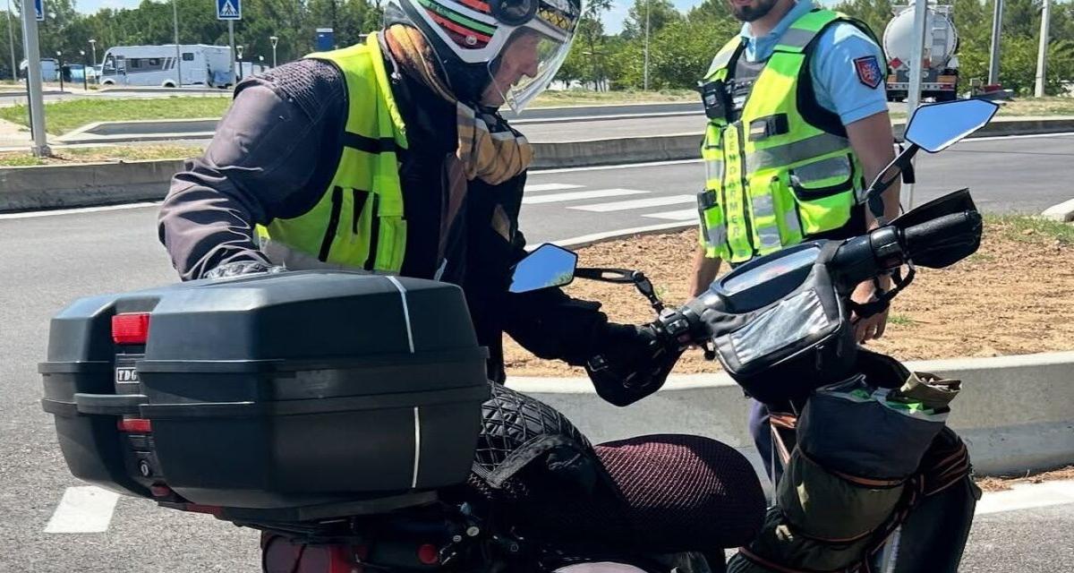 Il les a piégés : les gendarmes arrêtent un scooter... et réalisent qu'ils se sont trompés !