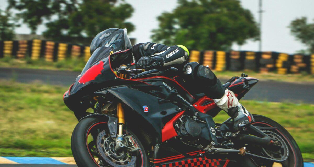 Un motard percute une voiture, le test révèle plus de 2 g d'alcool dans le sang