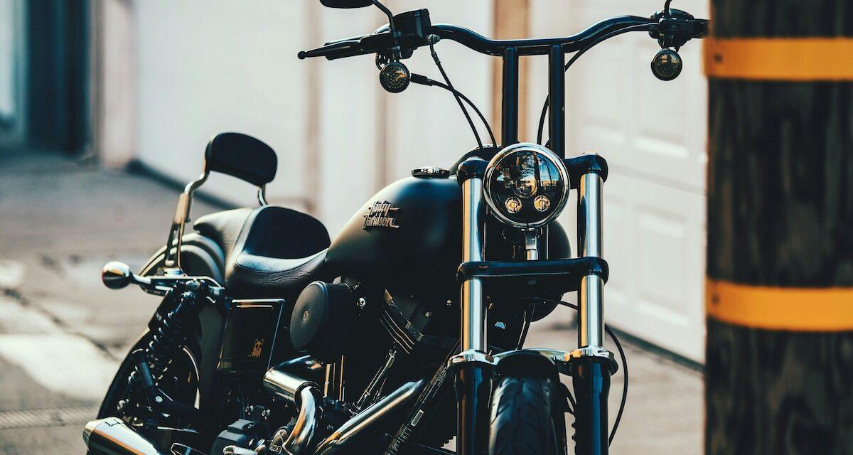 Une leçon de conduite à moto se termine en tragédie pour une jeune femme