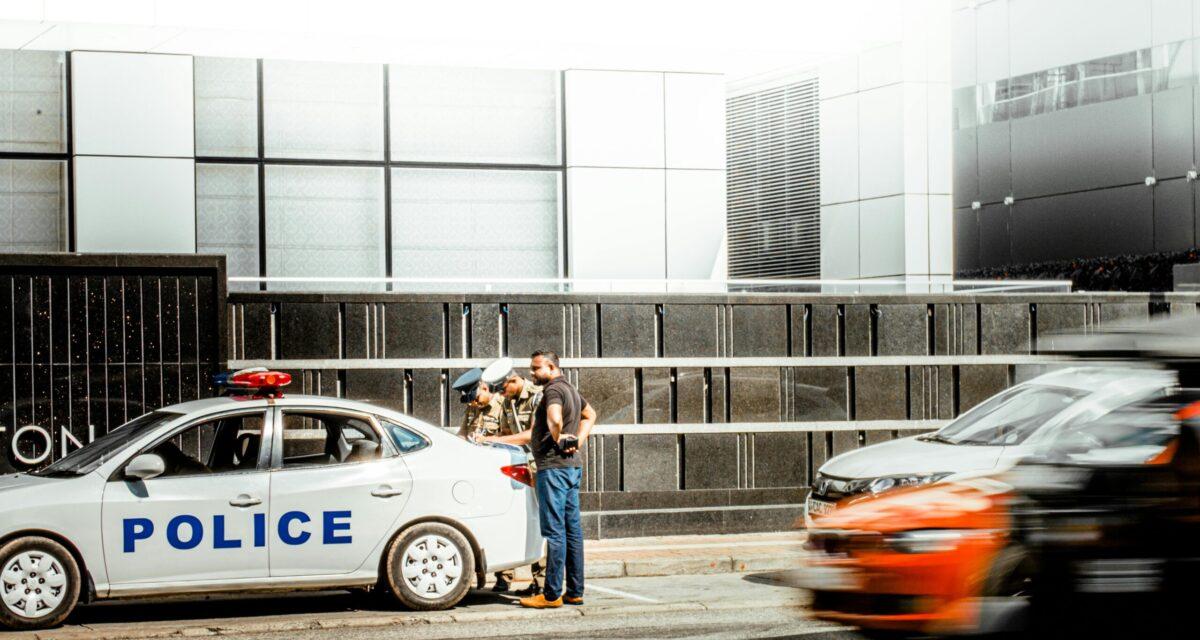 Un policier révèle pourquoi il tape sur votre voiture lors des contrôles : la raison va vous surprendre