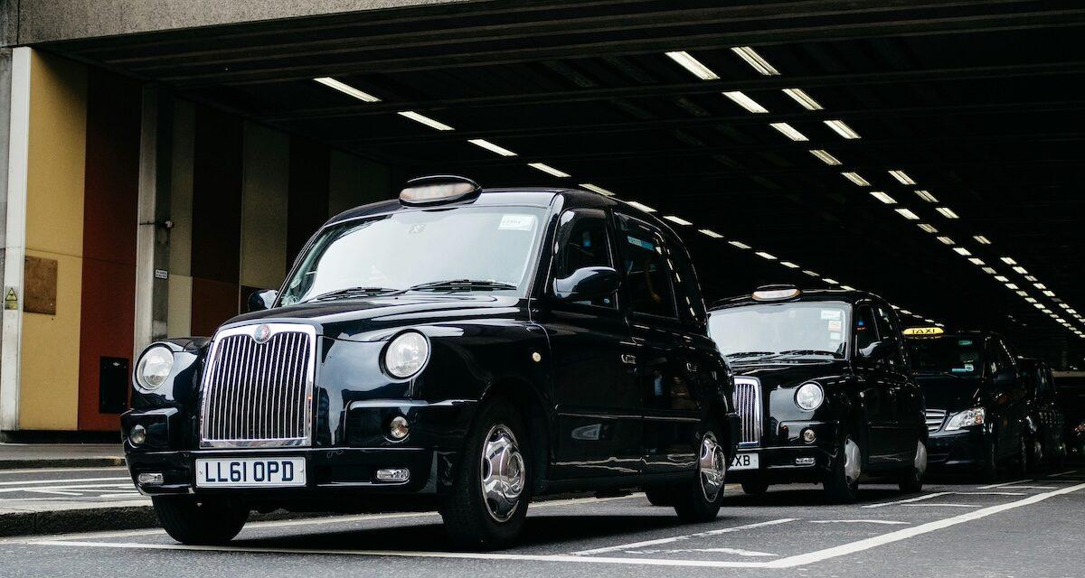 À Londres, un chauffeur de taxi retrouve un sac à 100 000 ¬ et reçoit une récompense 