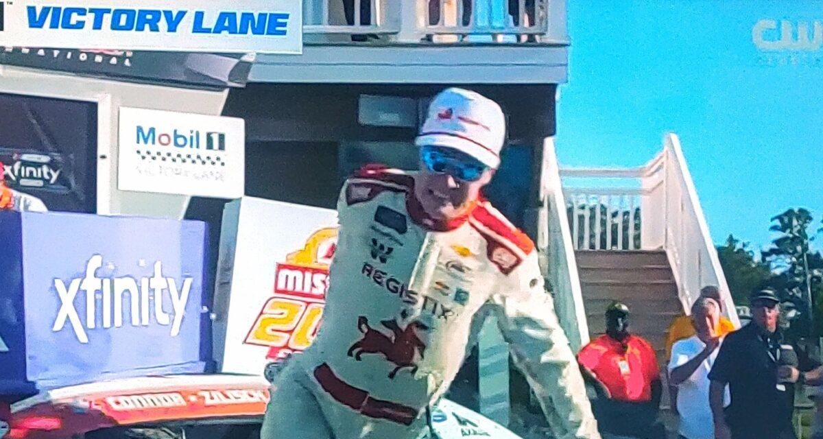 NASCAR : cocasse, un jeune pilote gagne la course... puis termine à l'hôpital alors qu'il voulait célébrer sa victoire (vidéo)