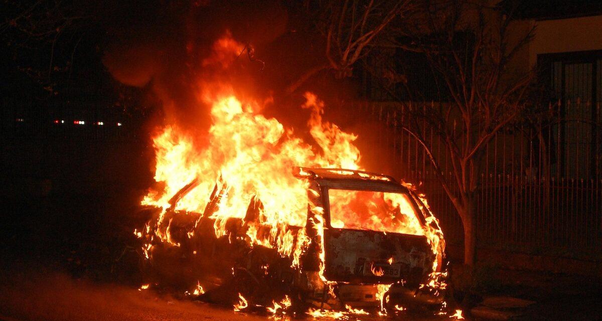 Une Opel en feu en pleine route : deux héros locaux stoppent les flammes avant l'arrivée des pompiers