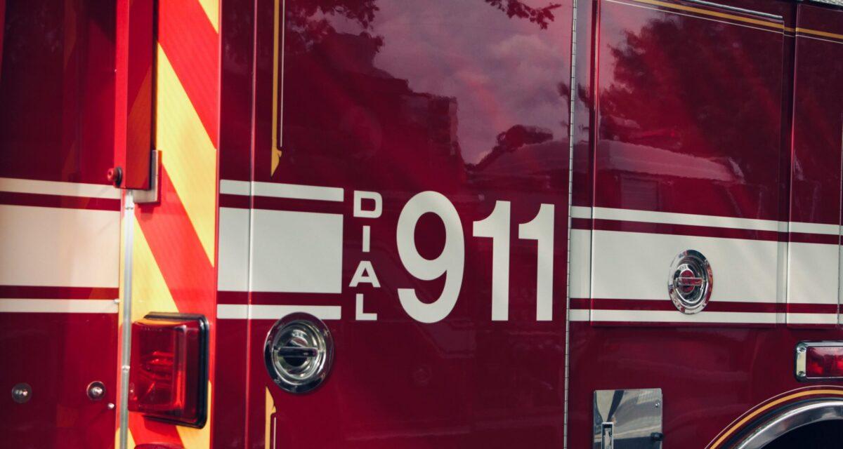 Il sort indemne d'un accident, après une sortie de route... puis s'en prend aux pompiers sur place