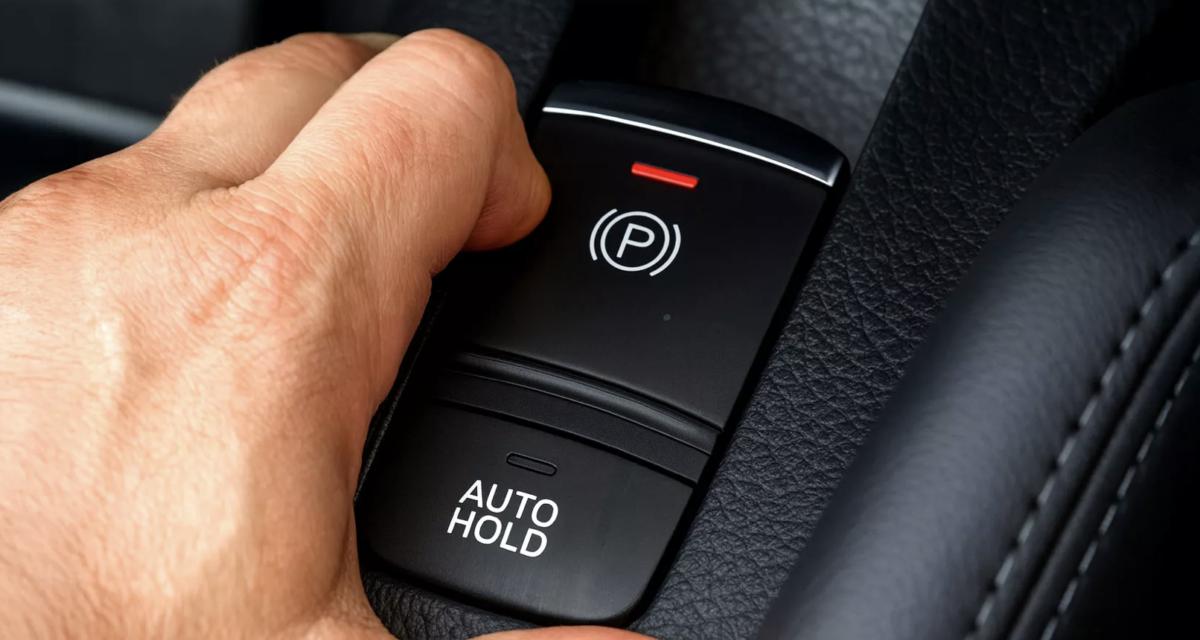 Tirer le frein de parking en roulant, ce qui se passe vraiment à l'intérieur de votre véhicule