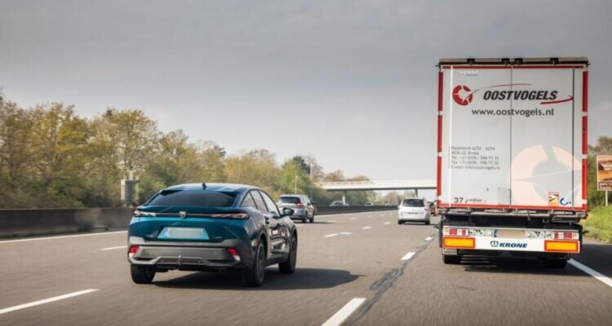 Chaos total : des tonnes de saucisses, tombés d'un camion, transforment l'autoroute en piège glissant
