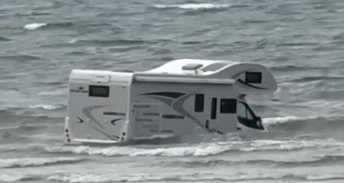 Scène hallucinante : la mer engloutit un camping-car garé sur la plage