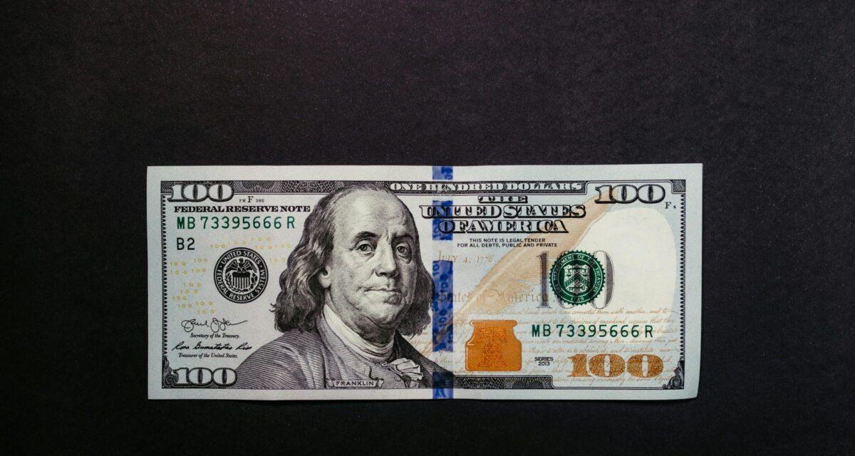 Ce billet de 100 $ laissé sur sa voiture cache une arnaque terrifiante : soyez vigilants !