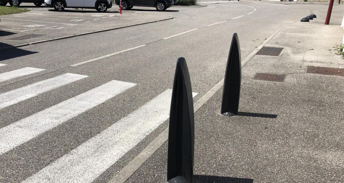 Il confond frein et accélérateur et détruit huit plots devant la mairie