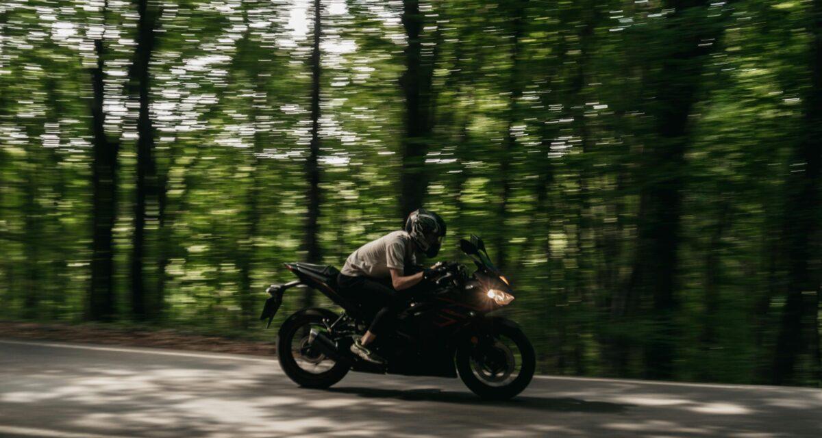 Une mystérieuse tâche d'huile fait chuter un motard : sabotage volontaire ?
