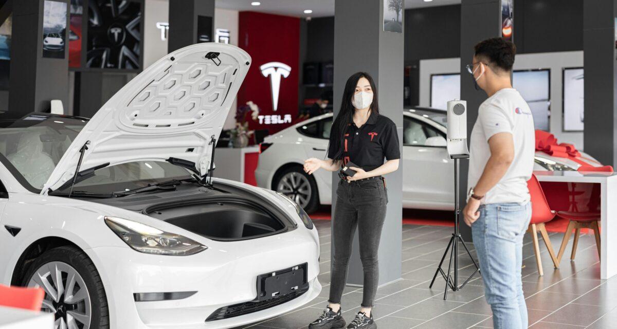 Il loue une voiture électrique et se retrouve avec une facture d'essence salée !