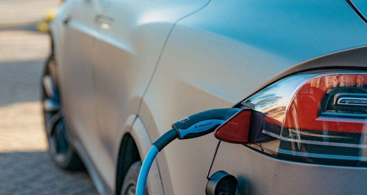 Une facturation incroyable : il doit payer 277 dollars supplémentaires pour du carburant... alors qu'il a loué une Tesla !