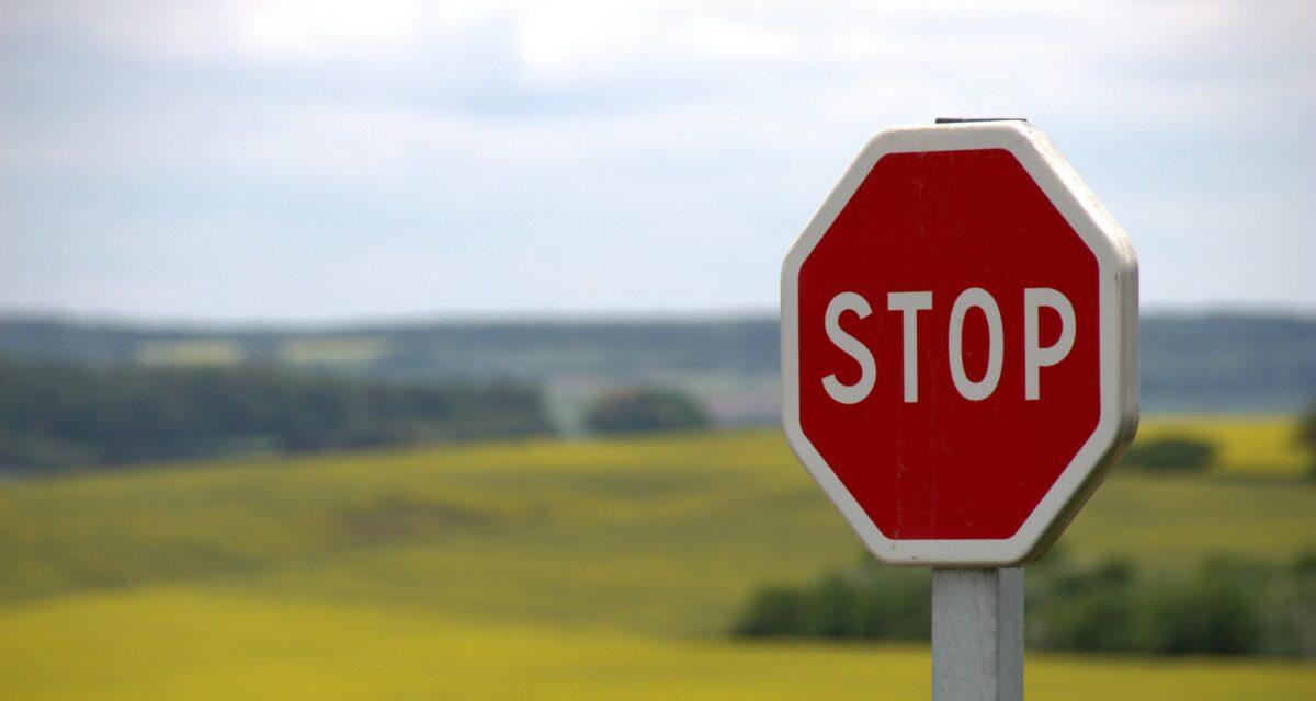 Un moniteur révèle comment s'arrêter au stop... et ça crée un énorme débat