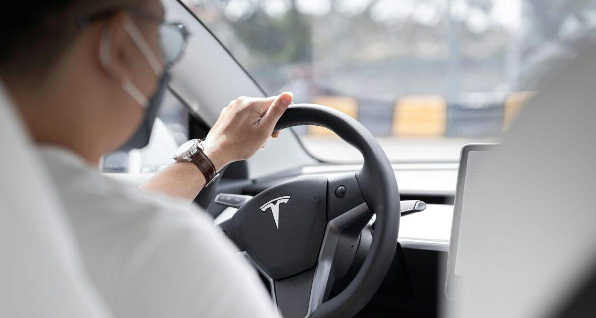 Ce conducteur Tesla pensait à une petite réparation après avoir roulé sur un clou : la facture l'a assommé