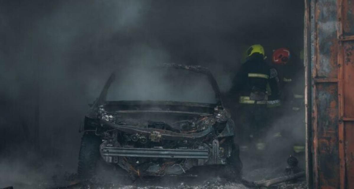 Un garage réduit en cendres : 50 véhicules détruits dans un incendie criminel