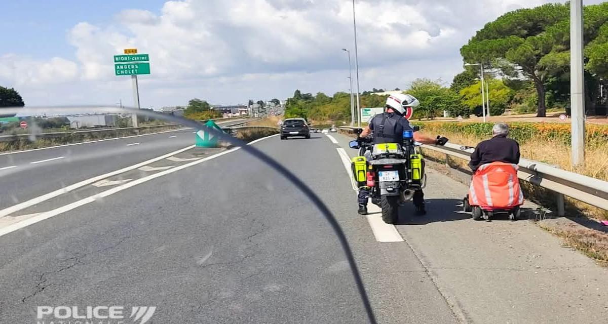 Il circule en fauteuil roulant sur une route limitée à 110 km/h, escorté par la police