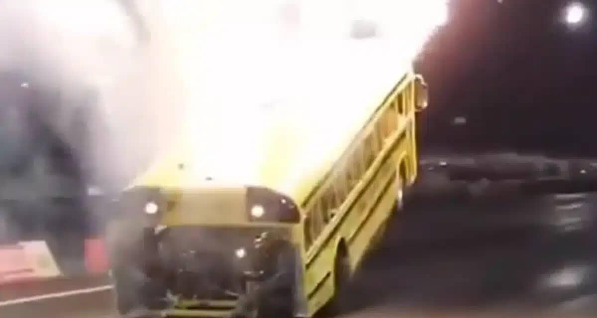 Vidéo - Il adapte un moteur de 8750 chevaux à un bus scolaire, il s'arrache du sol et décolle comme un avion de chasse