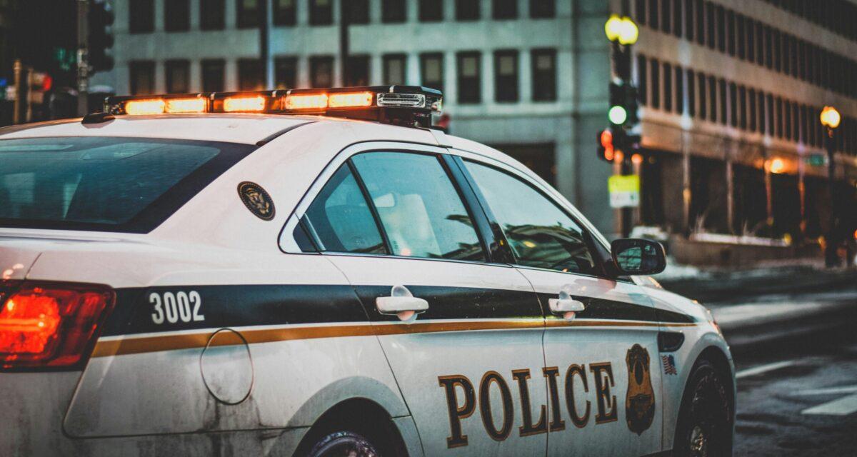 Il fonce sur la police avec une voiture volée avant d'être maîtrisé au taser en pleine rue