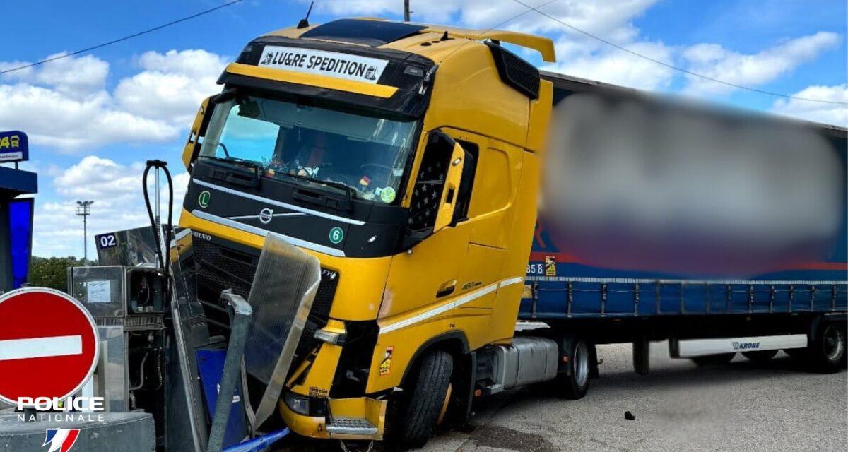 Scène surréaliste : un camion explose une pompe à essence... en plein après-midi !