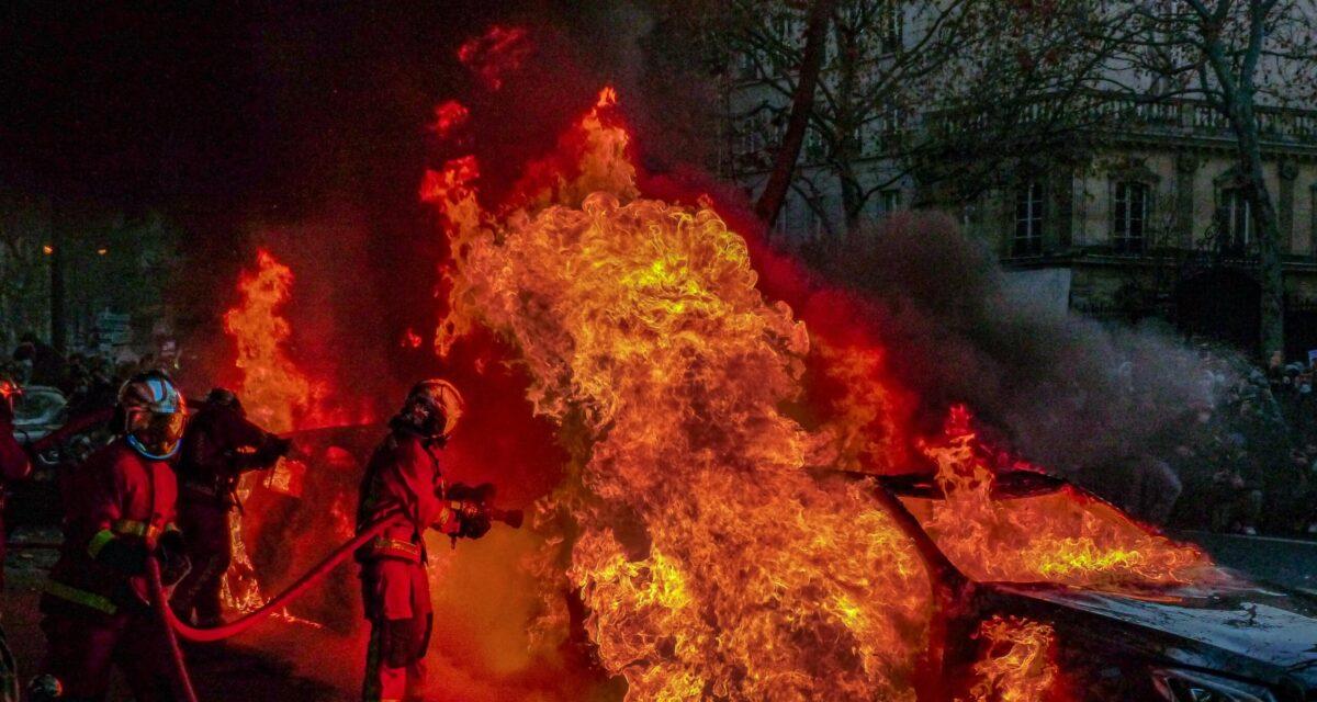 Un homme met le feu à la voiture d'un élu municipal en pleine nuit !