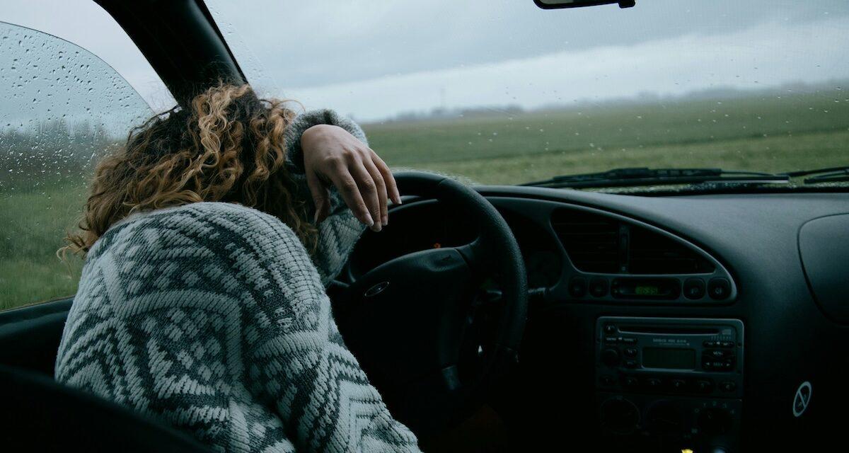 Fatiguée mais refusant de lever le pied, une conductrice de 19 ans perd le contrôle : la voiture finit dans un fossé