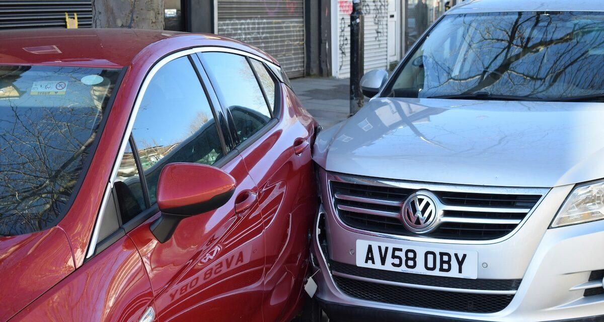 À 17 ans, il emprunte la voiture de sa mamie en état d'ivresse... et termine sa course dans trois voitures en stationnement