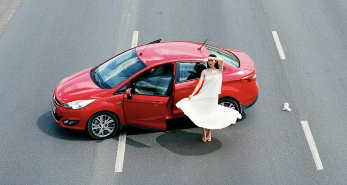 En plein milieu de l'autoroute, elle descend de sa voiture et danse entre les automobilistes