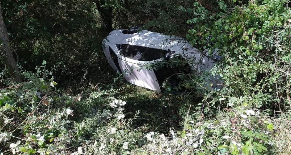 Il veut éviter un tracteur... sa voiture finit au fond d'un fossé !