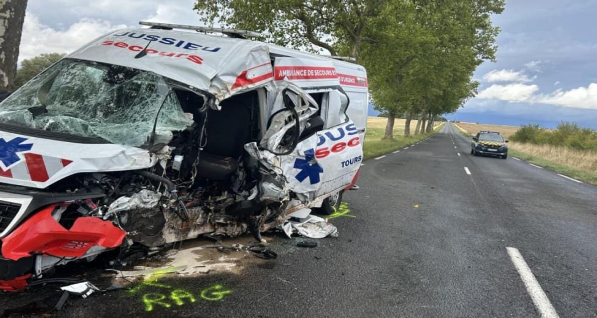 La course folle d'une ambulance se termine... dans un arbre !