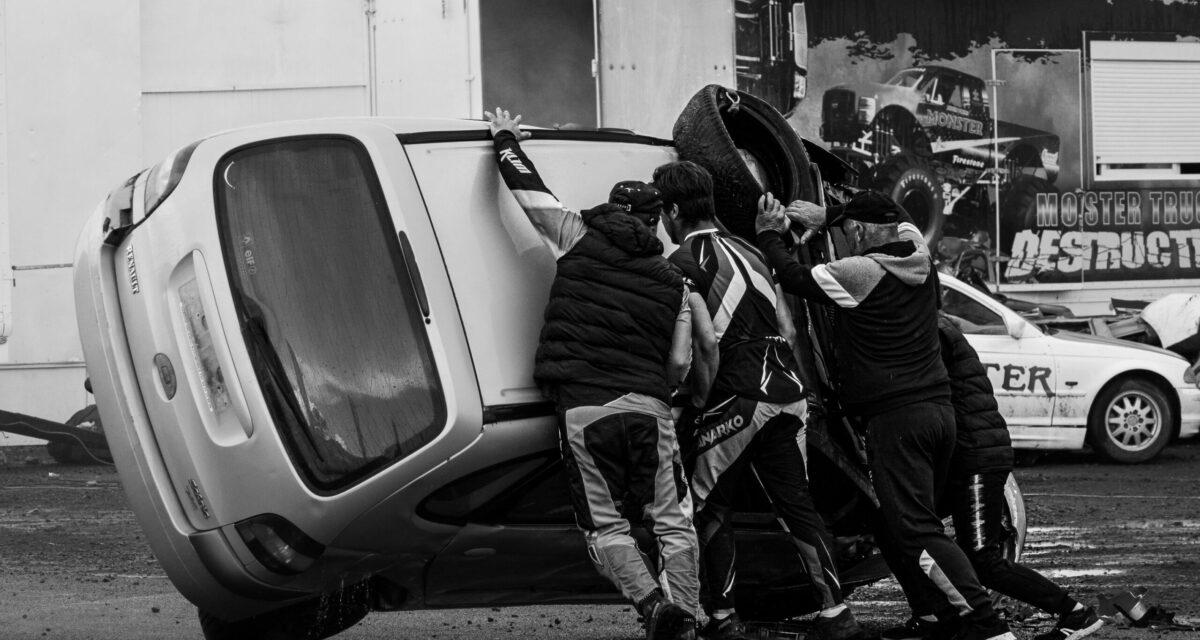 Virée nocturne : sa voiture finit sur le toit, elle s'en sort presque indemne