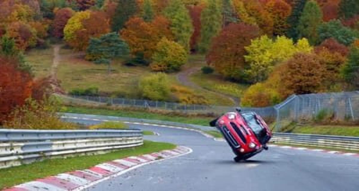 Vidéo - Cette Mini Cooper roule sur deux roues... et le monde entier regarde bouche bée !