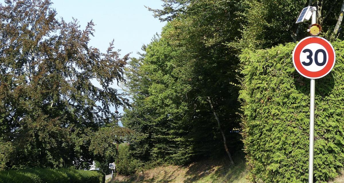 Le nouveau panneau 30 km/h n'était pas assez visible, ils refusent de payer leur amende !