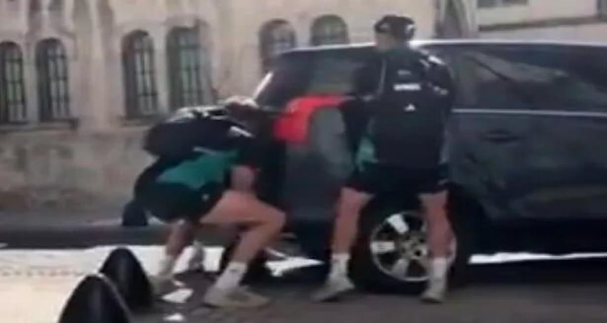 Dépannage express : coincé avec son Peugeot 5008, il reçoit l'aide... de trois rugbymans All Blacks (vidéo)
