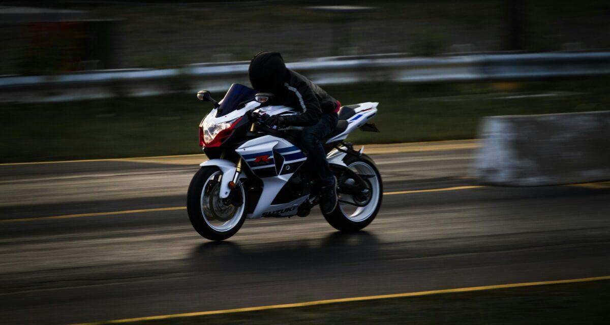 177 km/h au lieu de 90 : le motard pensait doubler la vitesse, il a doublé les ennuis