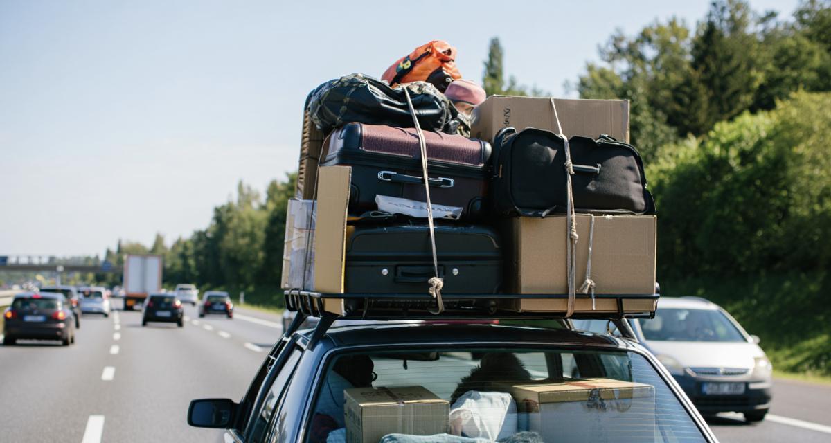 Cette voiture surchargée sur l'autoroute a échappé à la police... et enflamme les réseaux