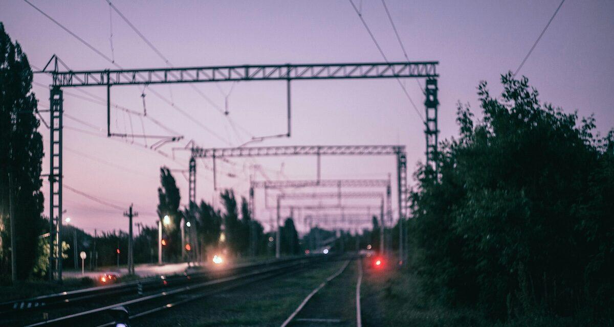 Une voiture en panne paralyse le trafic ferroviaire : deux trains retardés à cause de ce blocage sur les rails