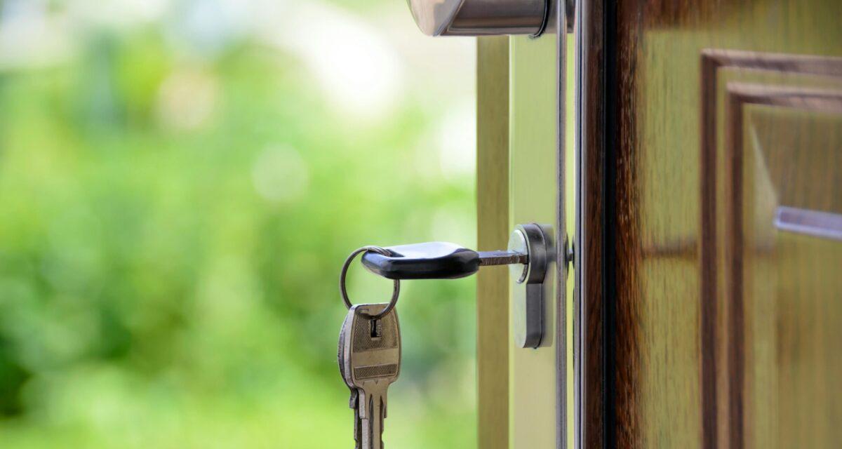 Ils n'ont pas 18 ans : trois ados volent les clés d'une maison et partent avec la voiture