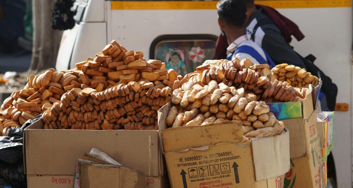 Un camion se renverse et déverse son impressionnante cargaison de nourriture sur la route