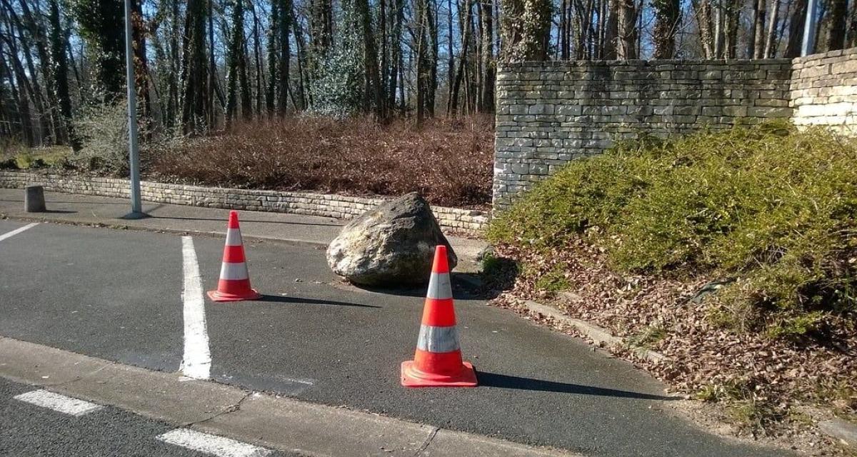 Elle roulait tranquille... un rocher de 150 kg lui tombe dessus en pleine route : elle survit par miracle