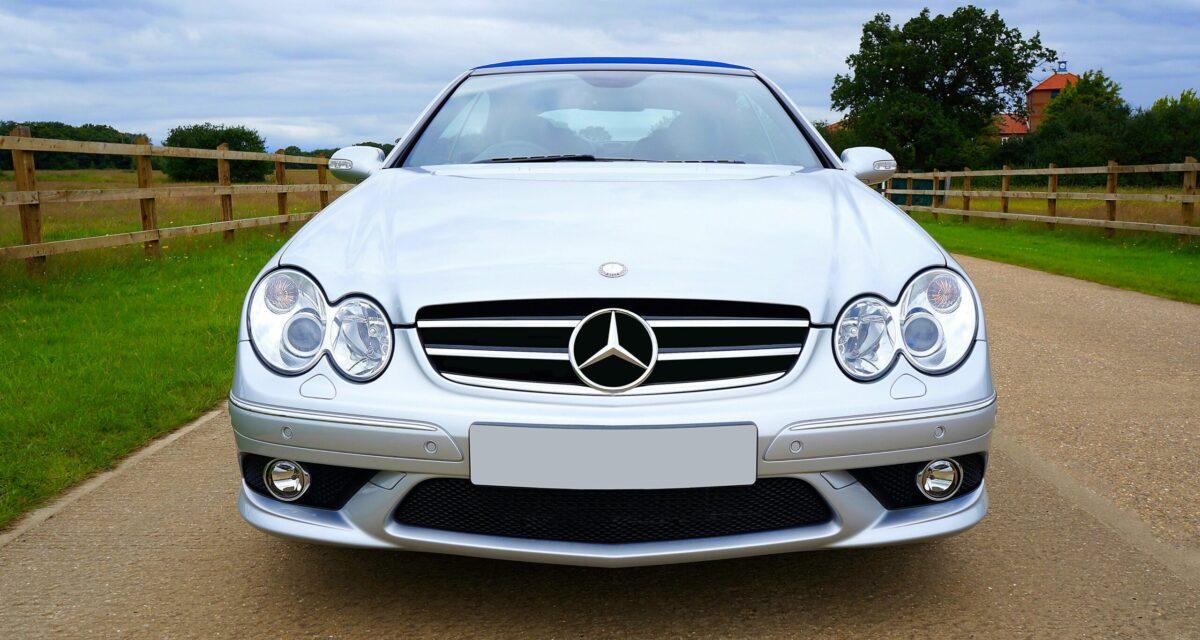 À 81 ans, il revend sa Mercedes... puis la vole six mois plus tard avec un plan fou !