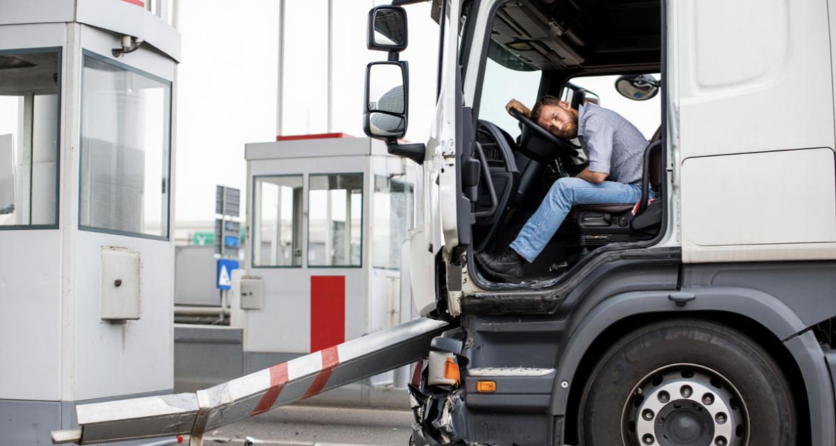Un conducteur routier s'endort au volant et percute une barrière de péage