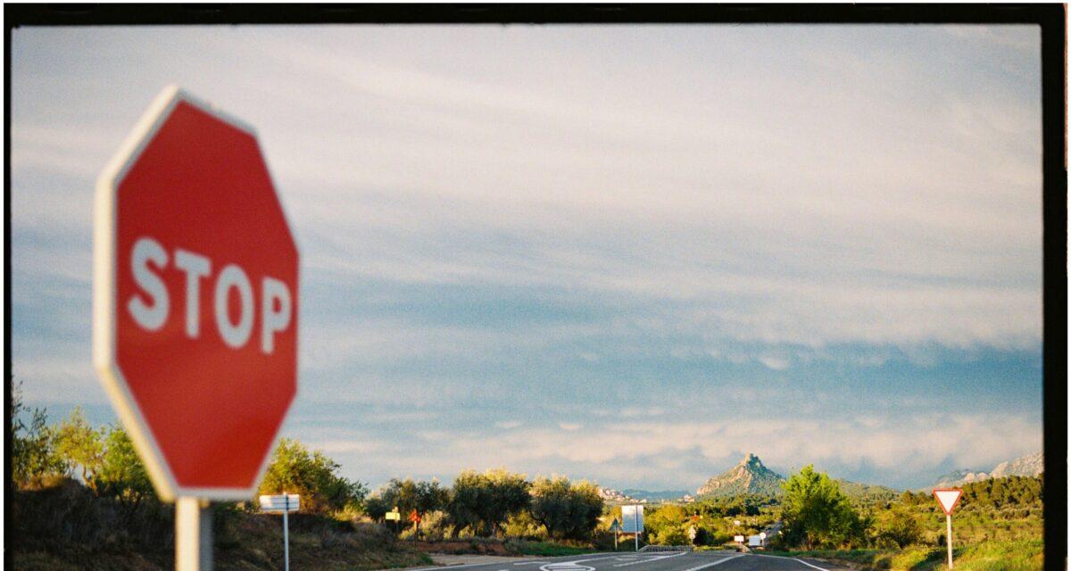 Le stop glissé : cette petite habitude qui peut ruiner votre permis de conduire et vous coûter 750¬