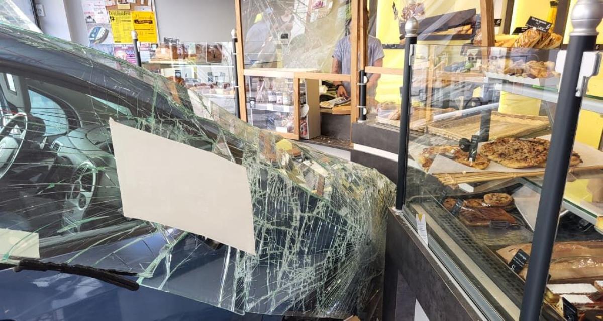 Une voiture défonce la vitrine d'une boulangerie : les clients échappent au pire !