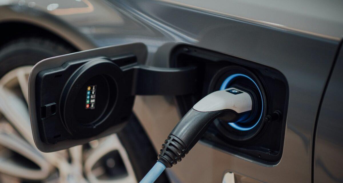 Voitures électriques : une prime supplémentaire de 1 000 euros pour les modèles à batteries européennes